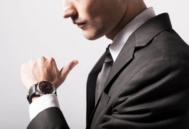 man-checking-the-time-on-his-wrist-watch-640x436